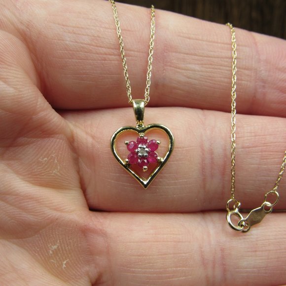 18" 10K Gold Topaz & Diamond Chip Heart Necklace - Picture 3 of 7
